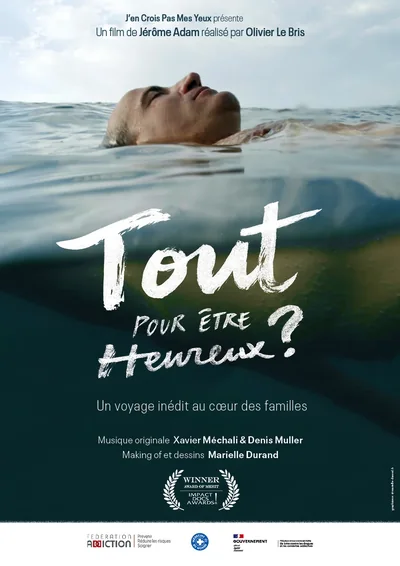Affiche du film Tout pour être heureux ? : Jérôme Adam flotte sur le dos à la surface de la mer. Un voyage inédit au cœur des familles, un film de Jérôme Adam réalisé par Olivier Le Bris, primé aux Impact Docs Awards.